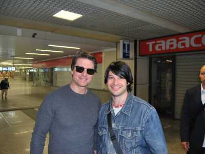 Uno scatto con il celebre Tom Cruise sotto la stretta sorveglianza della sua bodyguard